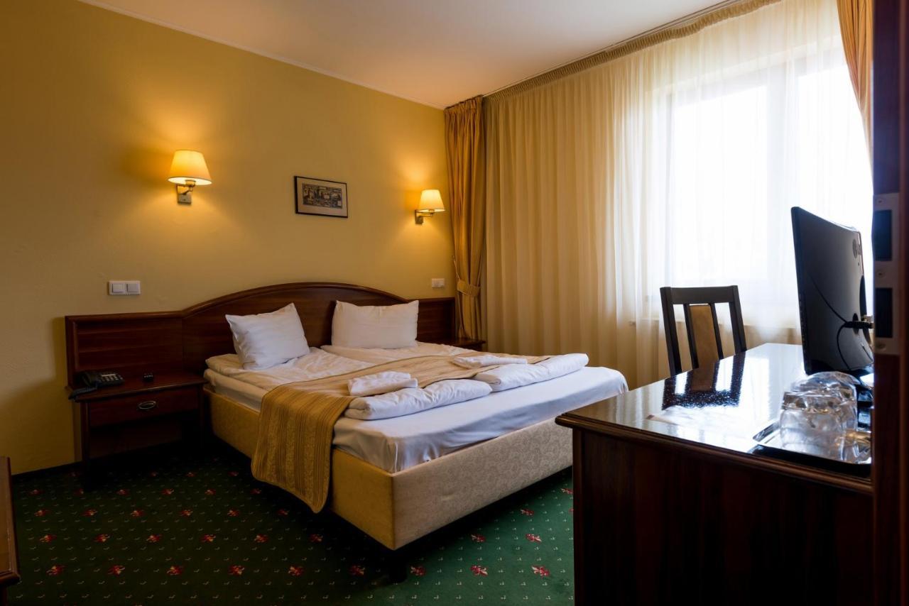 Coroana Brasovului Hotel Exterior photo